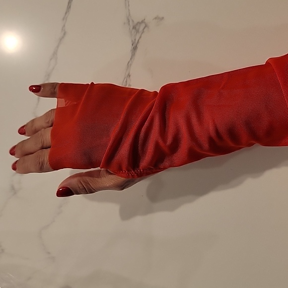 NWT Hottest color of the year! Brand new AFRM top with sleeve thumbholes!!! - Picture 3 of 9